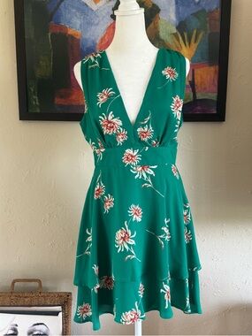 BB Dakota Emerald Green Floral V-Neck Tiered Mini Dress
